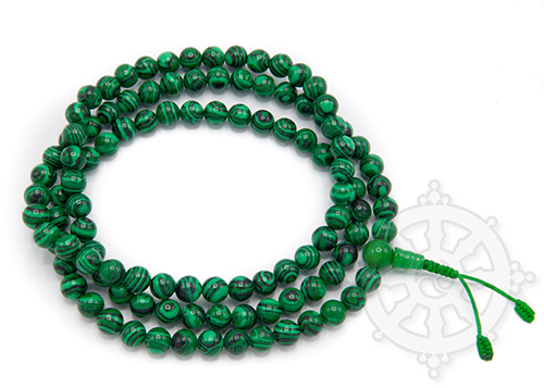 The mala is the Buddhist rosary. Attribute of the deities, it is also the usual object that practitioners use to recite mantras. It is used as a tactile support, at the same time allowing to count the mantras if one has set oneself to repeat a definite number of them.